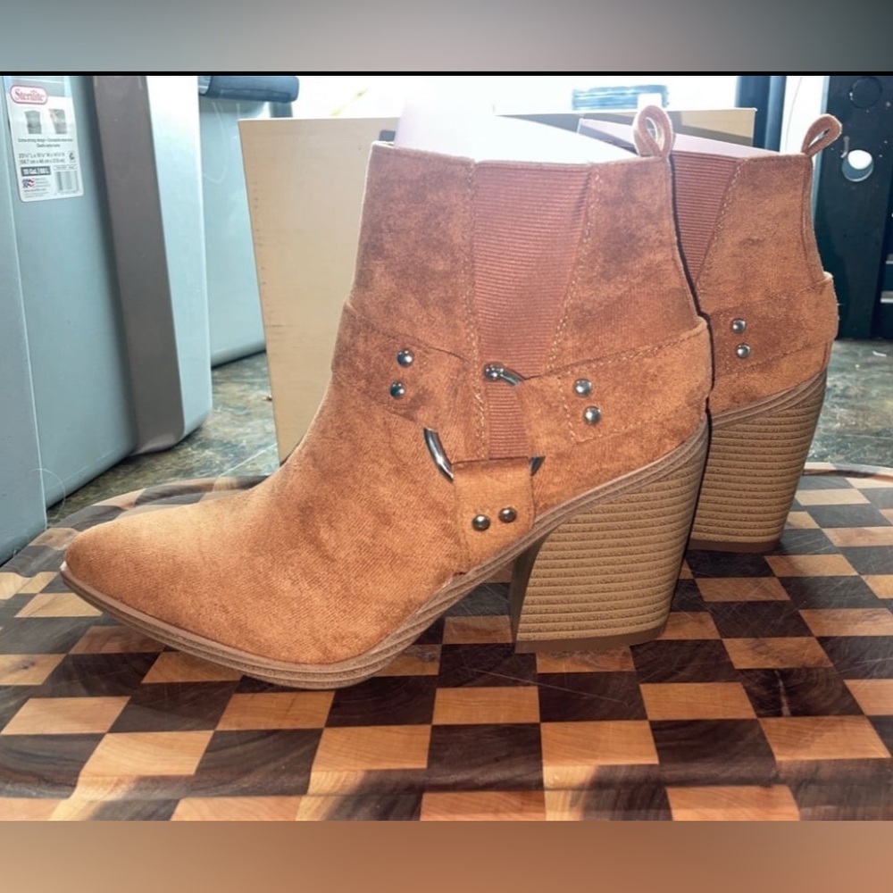 New in box yoki boots